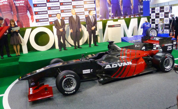 東京モーターショー会場で発表された全日本スーパーフォーミュラ選手権レース用タイヤ