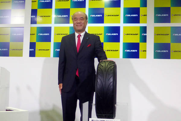 東京モーターショーで｢アドバンスド4Dナノ･デザイン｣採用の耐摩耗マックストレッドゴム搭載タイヤを発表する池田育嗣社長