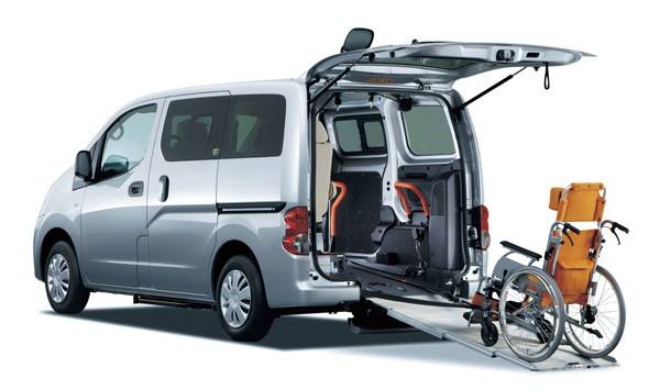 NV200バネット「チェアキャブ 車いす2名仕様」