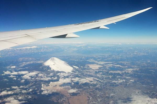 飛行機で一路鹿児島へ。機内から見た雪をかぶった富士山がキレイ