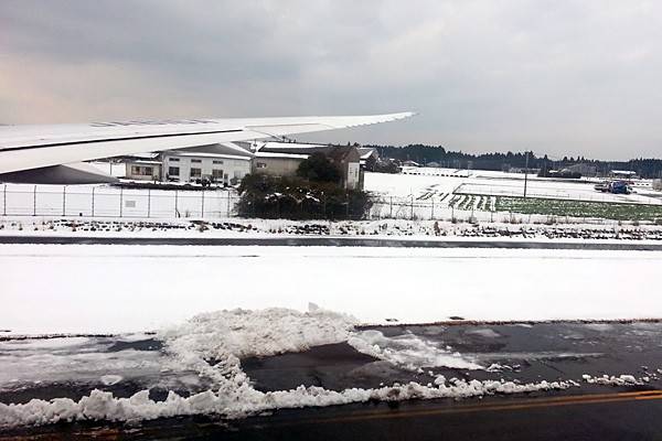 記録的な大雪に見舞われた鹿児島。空港にもたくさん雪が残る