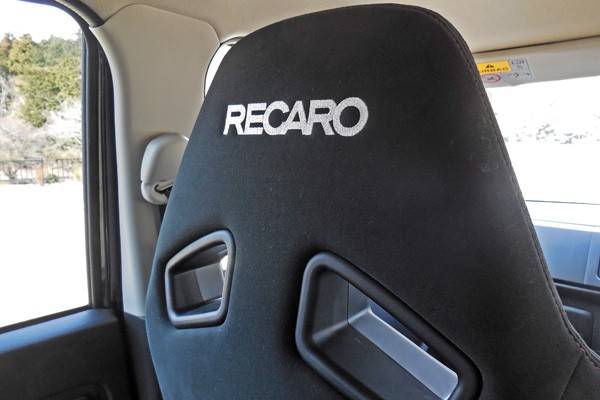 シートのバックサイドにも大きく「RECARO」のロゴが入る。オーナーの所有欲を満たす演出だ