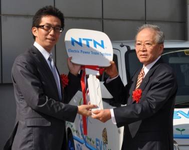 NTN鈴木会長(右)から桑名市伊藤市長へキーを贈呈