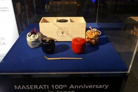 マセラティ　リレーで京都･清水寺まで運ばれる茶箱と茶壷