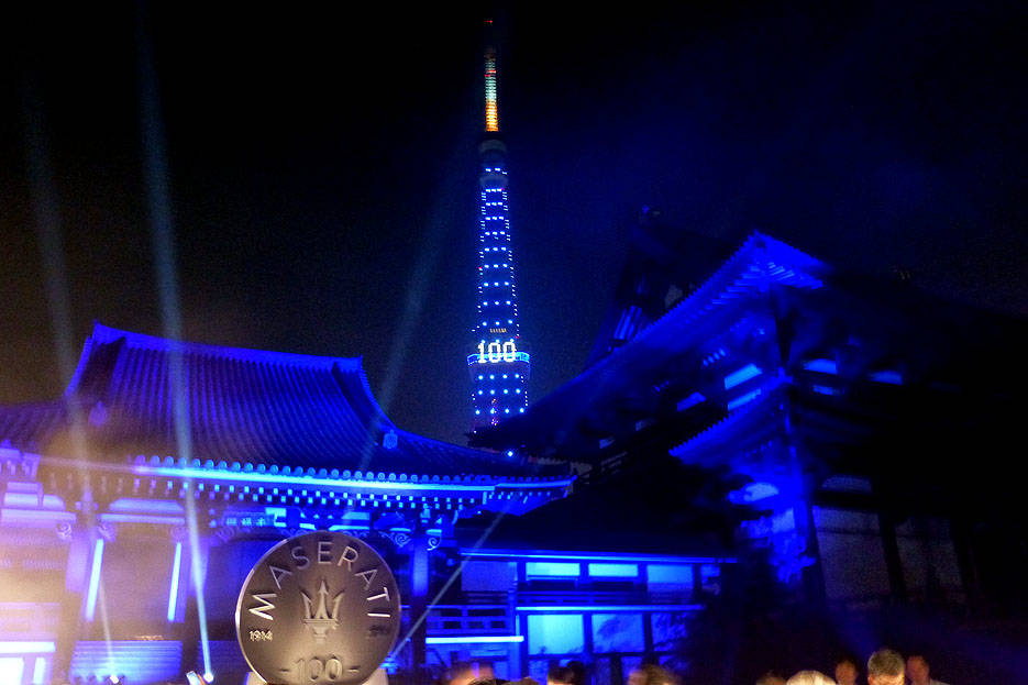 増上寺の境内から、マセラティ･ブルーにライトアップされた東京タワー