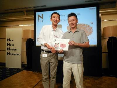 タイム計測で3位になった桂伸一さんと広報部長の田中さん。商品をゲットして満足そう