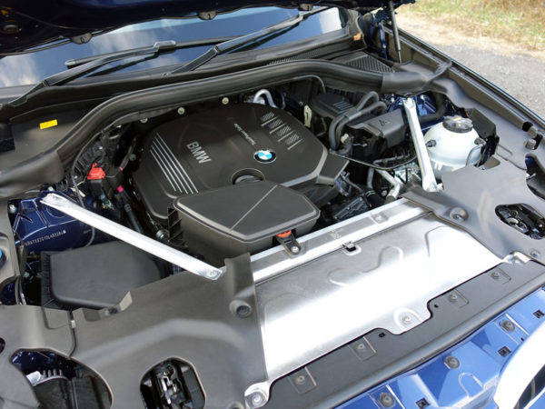 BMW X3 試乗　エンジンルーム　2.0Lディーゼルターボエンジン