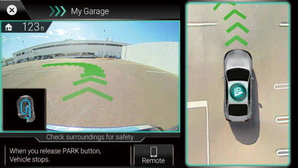 クラリオン「Park by Memory」駐車のための低速自動走行中の車載機画面