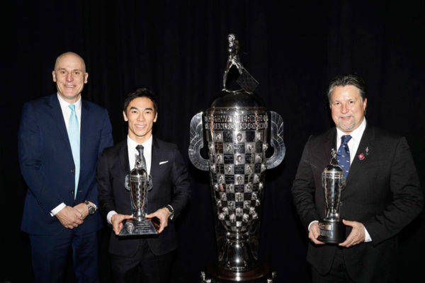 ボルグワーナー 2017年インディ500覇者の佐藤琢磨選手に「ベイビーボルグ」を贈呈