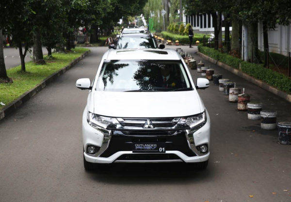 三菱　インドネシア共和国　電動車普及に向けての共同研究　PHEV EV　寄贈