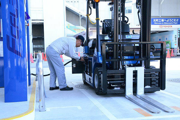 トヨタ　本町工場　FCフォークリフト水素充填風景