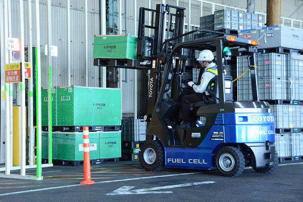 トヨタ　本町工場　FCフォークリフト作業風景