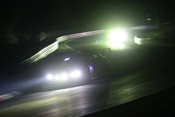 スバル STIの先端技術 決定版 Vol.14　スバル　WRX STI　ニュルブルクリンク24時間レースクラス優勝　ナイトセッション　走行風景