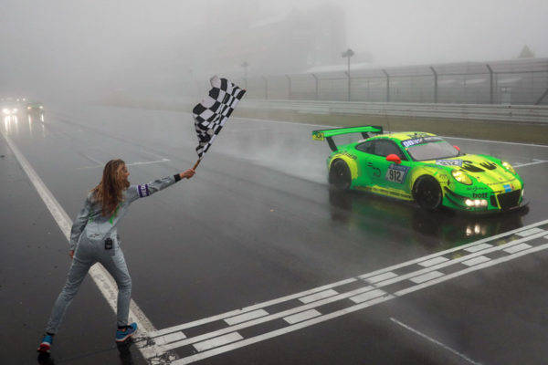 2018ニュルブルクリンク24時間レース　ポルシェ911GT3R　912号車　チェッカーフラッグ