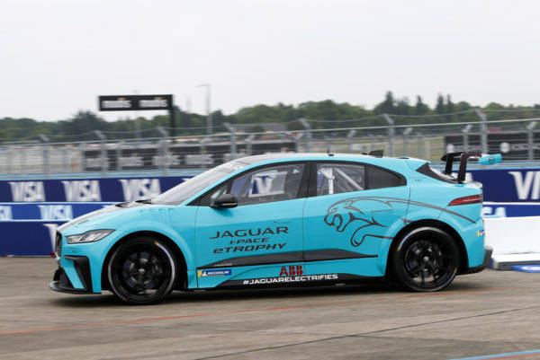 ジャガー I-PACE eTROPHY　レースカー　走行風景