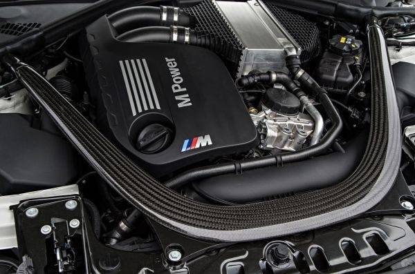 BMW　M4カブリオレ　エンジンルーム　3.0L6気筒ツインパワーターボエンジン