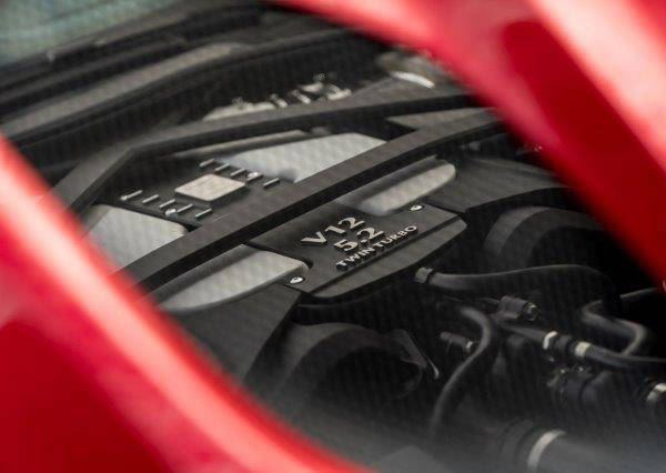 アストンマーチン　DBSスーパーレッジェーラ　5.2L V12ツインターボエンジン