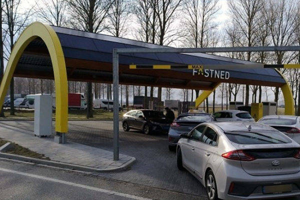 オランダ　デンルイゲンの急速充電ステーション