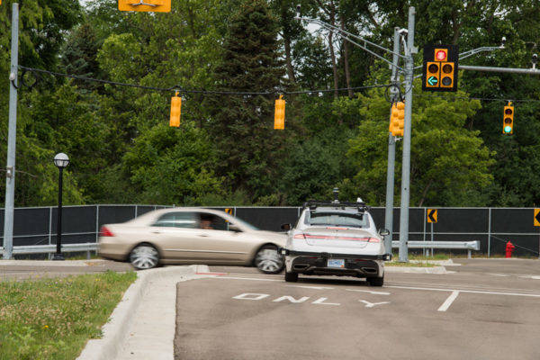 グッドイヤー　ミシガン大学の自動運転プロジェクト　Mcityに参画　実験風景