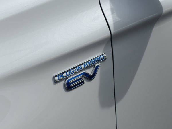 三菱　アウトランダーPHEV　2019年モデル　試乗　エンブレム