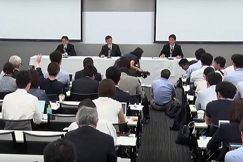 完成検査　燃費測定問題での記者会見風景