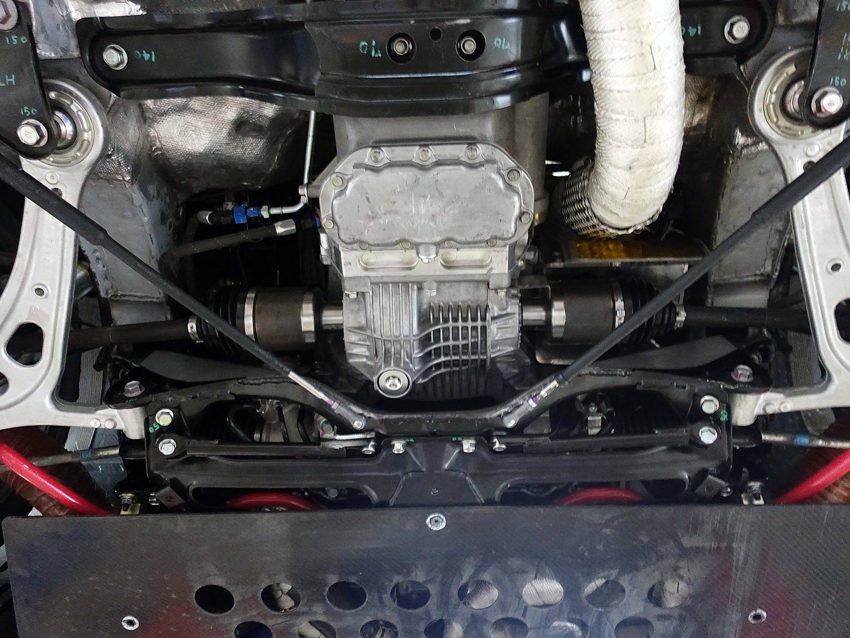 スバル STIの先端技術 決定版 Vol.19　クラス優勝マシン　ドライブシャフトの等速ジョイントと排気管の位置関係