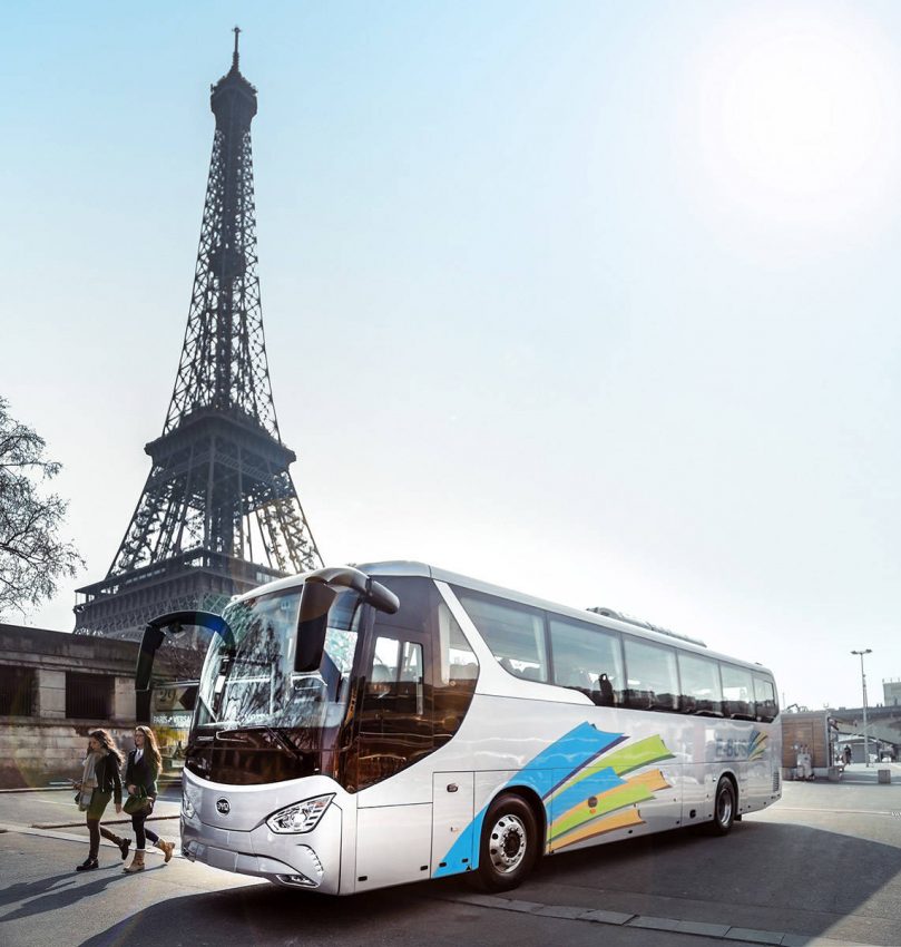 BYDの13mEVバスがパリ市内を走る