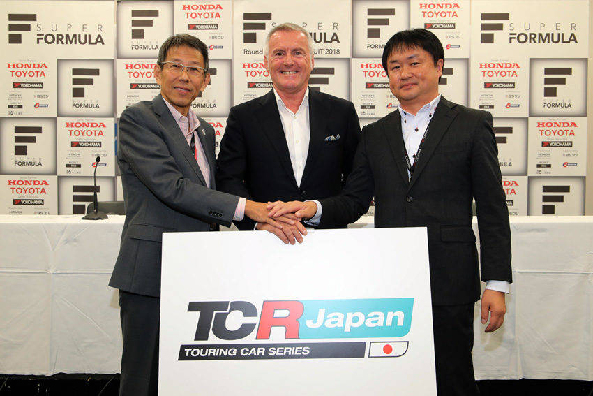 左から日本TCRマネジメントの倉下明社長、WSCのマルチェロ・ロッティ社長、横浜ゴムの阿部義朗モータースポーツ推進室長