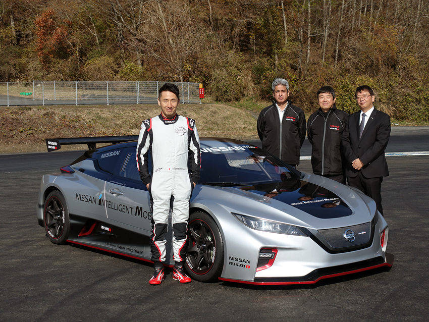 開発ドライバーは松田次生選手。開発は左から鈴木豊氏、進土守、松村基宏氏