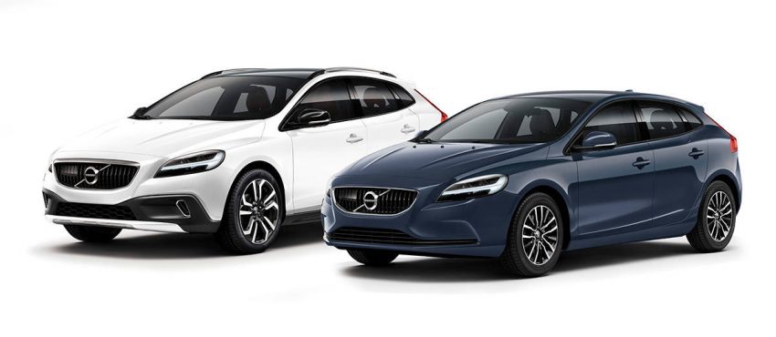 V40 Cross country T5 AWD Classic Edition（奥）　V40 T3 Tack Edition（手前）