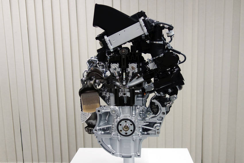 新KF型エンジン。コンパクト・ペントルーフ形燃焼室、右からのストレート吸気マニホールド形状がわかる