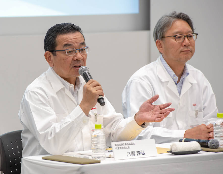 左）本田工業の八郷隆弘社長、右）本田技術研究所の三部敏宏社長