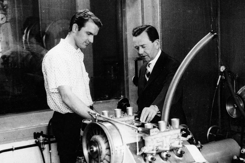 ピエヒ（左）が設計した718/2用の6気筒エンジン。右はポルシェ社を継いだフェリー・ポルシェ：1963年