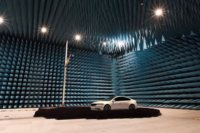 パナソニック 5G通信車の性能を測定できる大型電波暗室