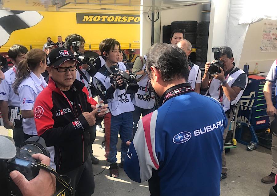 2019年のニュルブルクリンク24時間レースでスバルのピットを訪れた豊田章男社長
