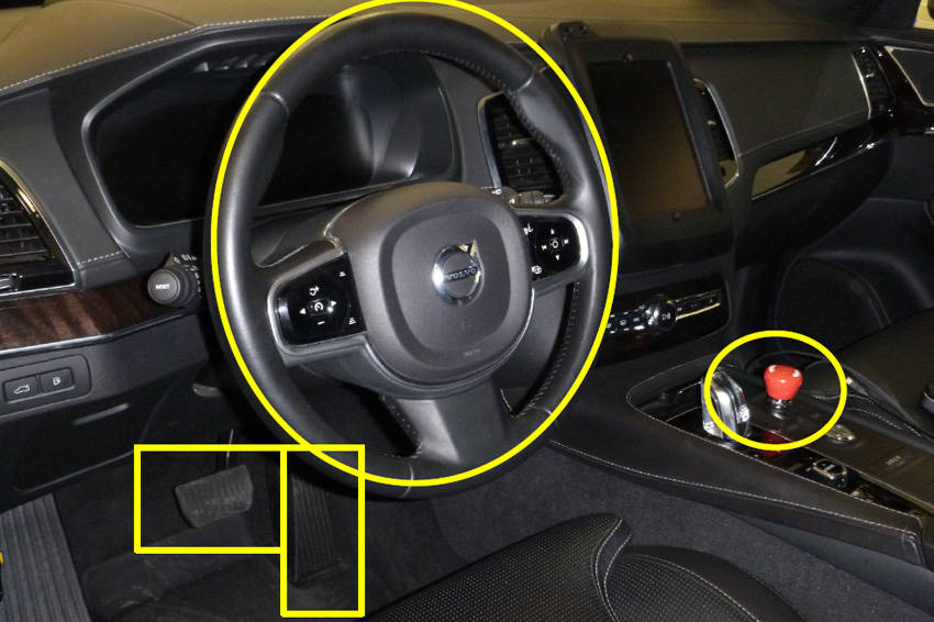 センターコンソール上の赤ボタンが自動運転停止ボタン。ステアリング、ペダル操作でも自動運転システムをオーバーライド可能