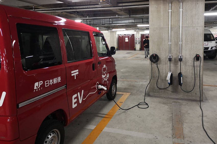 地下駐車場での充電の様子