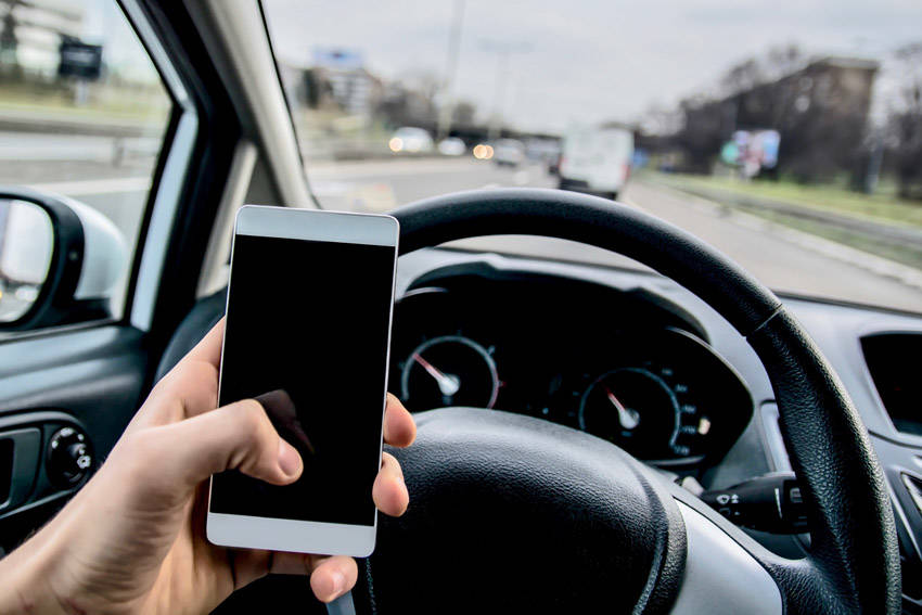 スマートフォンの「ながら運転」罰則強化 その問題点を考える