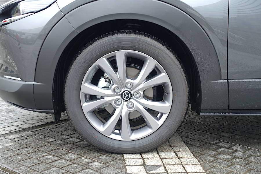 タイヤはトーヨーのプロクセス。マツダ車のために開発した専用タイヤだ