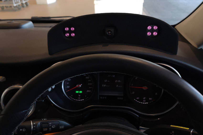 ドライバーの視線方向を検知する赤外線ライト/カメラを使用したアイ・トラッキング装置