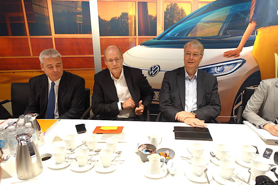 右）VW購買のトップ、ステファン ゾンマー博士、中央）担当応報、左）VWグループジャパン社長ティル・シェア氏