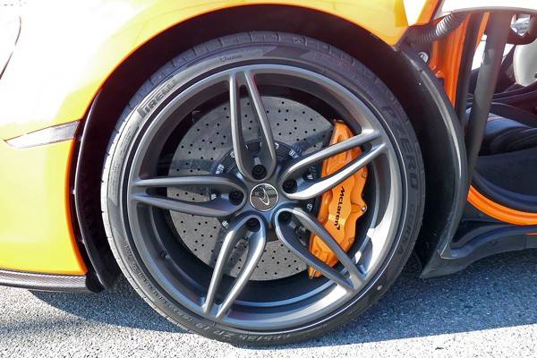 前後異径のタイヤ＆ホイール。フロントは225/35R19サイズ