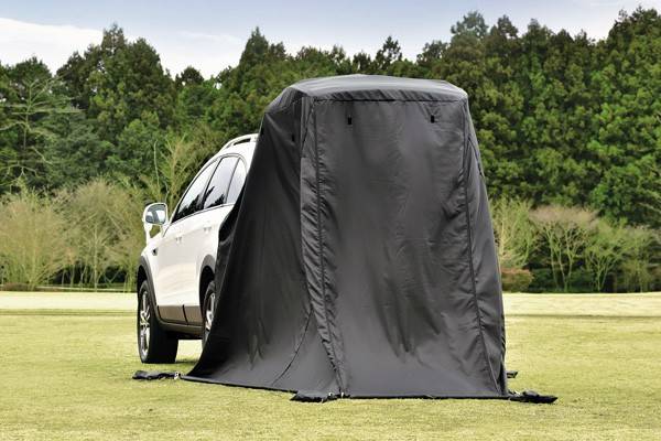 専用バックドア用テント。テールゲートにかぶせて日よけや雨よけ、着替え時のプライバシースペース確保にも使える