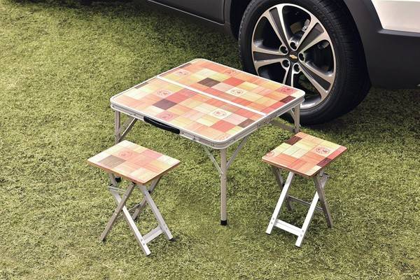 テーブル＆椅子セット。折り畳み式のローテーブルとスツール2脚のセット。展開時のテーブルサイズは60×60cm