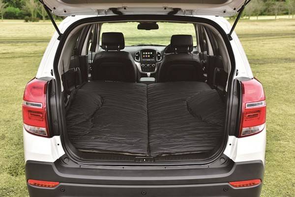 車中泊用ベッド。10cm厚高密度ウレタンフォームによりフラットで快適な寝心地を実現。コンパクトに収納可能