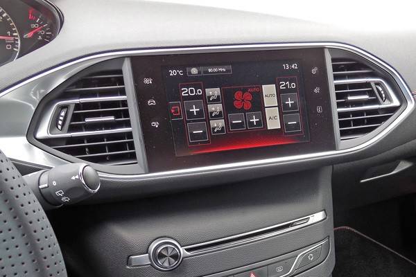 専用のレッドディスプレイとなる7インチ大型タッチスクリーンには、エアコンやオーディオ、ドライビングアシストなどの情報を表示できる