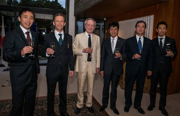 上の写真は左から松田次生選手、ロニー・クインタレッリ選手、ドメニコ・ジョルジ駐日イタリア大使の順。ニスモの片桐隆夫CEOは右から2番目。クインタレッリ選手の左胸に勲章が輝いている