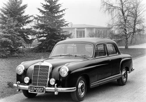 1954年に登場した220a。180をベースにしたシャシー＆フレームにモダン･デザインのボディを組合わせた
