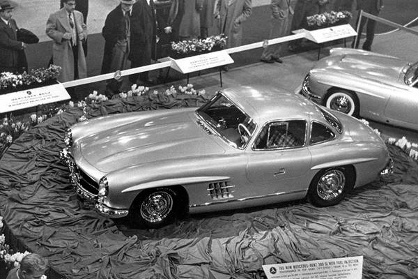 1954年のニューヨークモーターショーで市販モデルの300SLがデビュー
