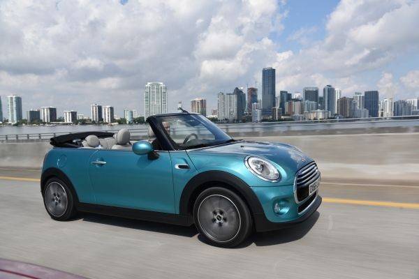 MINIコンバーチブルをはじめ、JCWやクラブマンなどを試乗車として用意。